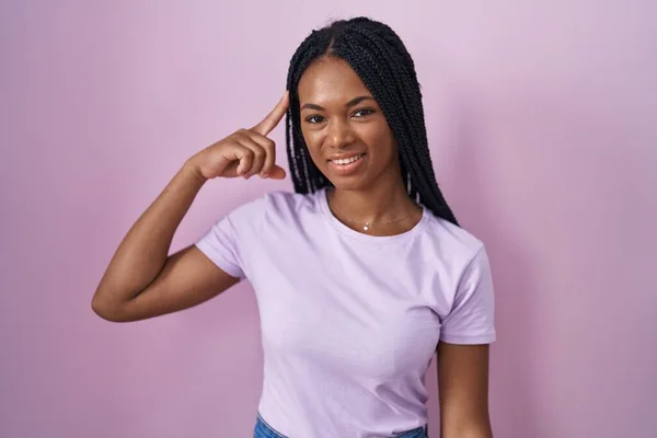Afro Amerikaanse Vrouw Met Vlechten Staan Roze Achtergrond Glimlachen Wijzen — Stockfoto