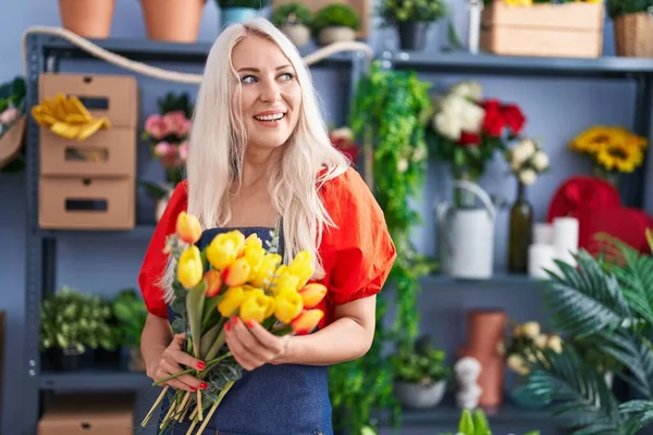 Young Blonde Woman Florist Holding Bouquet Flowers Florist Store —  Fotos de Stock