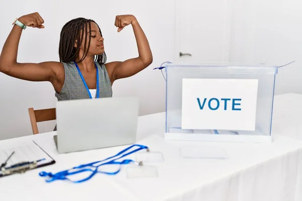 Młoda Afroamerykanka Pracująca Wyborach Politycznych Siedząca Głosowaniu Dumnymi Mięśniami Ramion — Zdjęcie stockowe