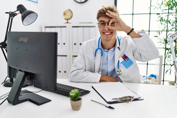 Young Caucasian Doctor Man Working Clinic Doing Gesture Hand Smiling — Stok fotoğraf