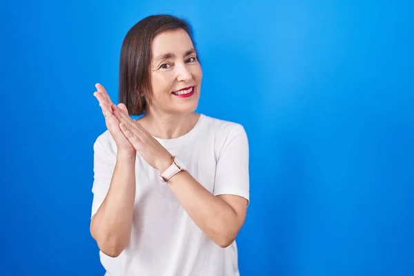 Middle Age Hispanic Woman Standing Blue Background Clapping Applauding Happy — 图库照片