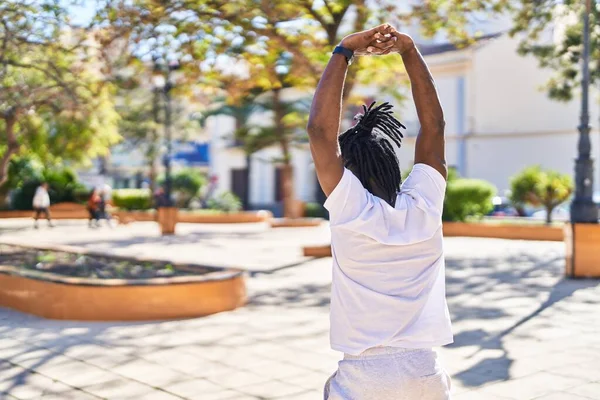 Αφρο Αμερικανίδα Χωρίς Πουκάμισο Τεντώνει Χέρια Της Στο Πάρκο — Φωτογραφία Αρχείου