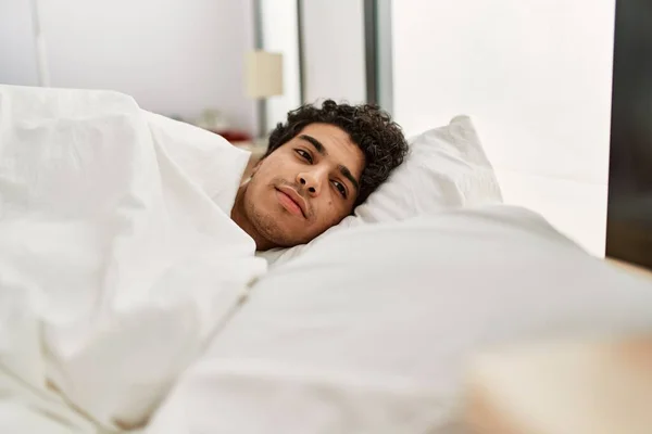 Junger Hispanischer Mann Liegt Schlafzimmer Auf Dem Bett — Stockfoto