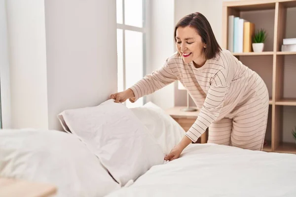 Middle Age Woman Making Bed Standing Bedroom — Stockfoto