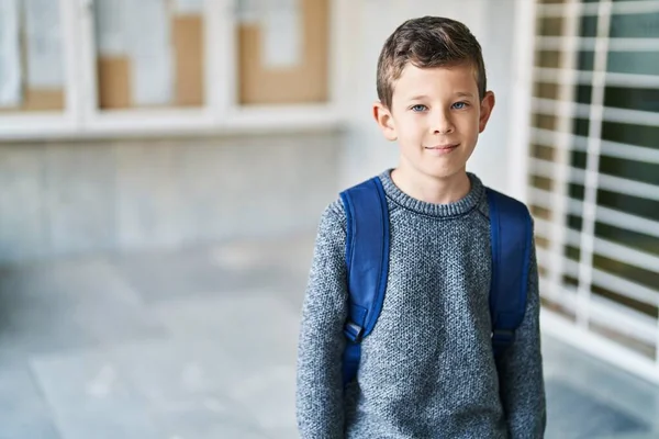 Ξανθό Παιδί Φοιτητής Χαμογελά Αυτοπεποίθηση Στέκεται Στο Σχολείο — Φωτογραφία Αρχείου