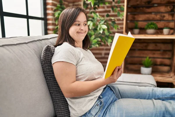 Syndrom Žena Čtení Knihy Sedí Pohovce Doma — Stock fotografie