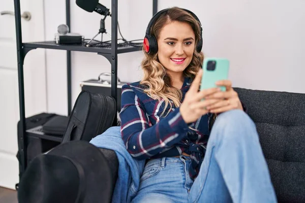 Jonge Vrouw Artiest Luisteren Naar Muziek Met Behulp Van Smartphone — Stockfoto