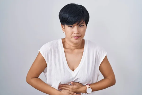 Mujer Asiática Joven Con Pelo Corto Pie Sobre Fondo Aislado — Foto de Stock