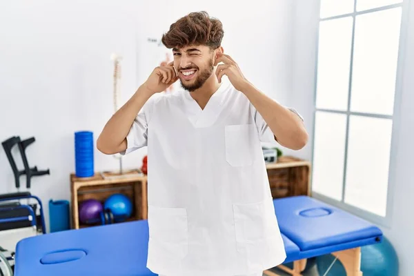 Junger Arabischer Mann Der Einer Schmerzklinik Arbeitet Bedeckt Die Ohren — Stockfoto
