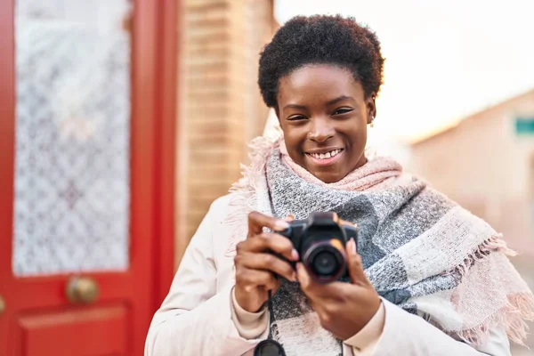 African American Woman Smiling Confident Using Professional Camera Street — Stock fotografie