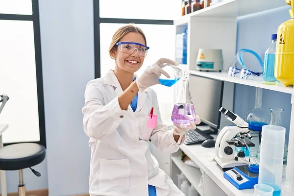 Νεαρή Ισπανίδα Επιστήμονας Ρίχνει Υγρό Στο Δοκιμαστικό Σωλήνα Στο Εργαστήριο — Φωτογραφία Αρχείου