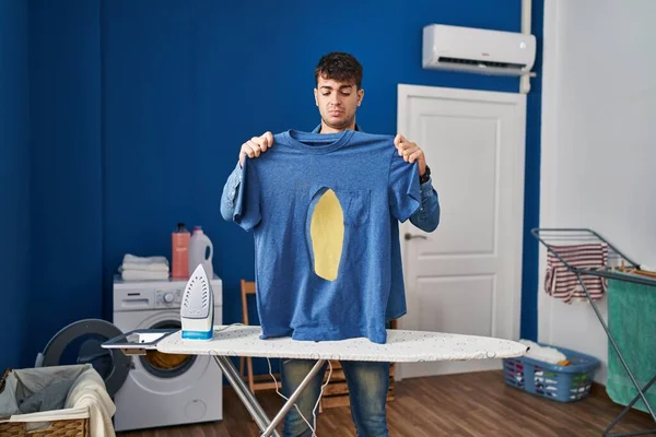 Mladý Hispánec Který Žehlí Prádelně Drží Spálenou Železnou Košili Uvolnil — Stock fotografie