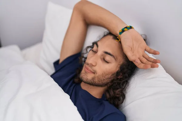 Genç Spanyol Adam Yatakta Uzanıp Yatak Odasında Uyuyor — Stok fotoğraf