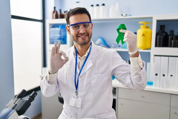 Homem Hispânico Jovem Com Barba Trabalhando Laboratório Cientista Segurando Fita — Fotografia de Stock