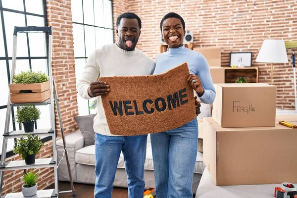 Junges Afrikanisch Amerikanisches Paar Hält Fußmatte Neuen Zuhause Und Streckt — Stockfoto