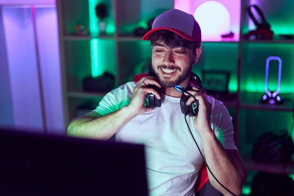 Giovane Uomo Ispanico Streamer Sorridente Fiducioso Utilizzando Computer Sala Gamin — Foto Stock