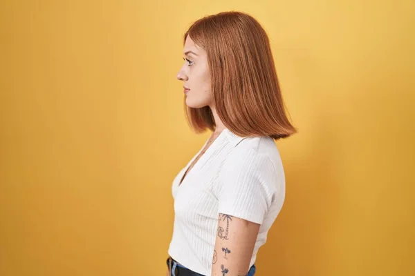 Young Redhead Woman Standing Yellow Background Looking Side Relax Profile — ストック写真