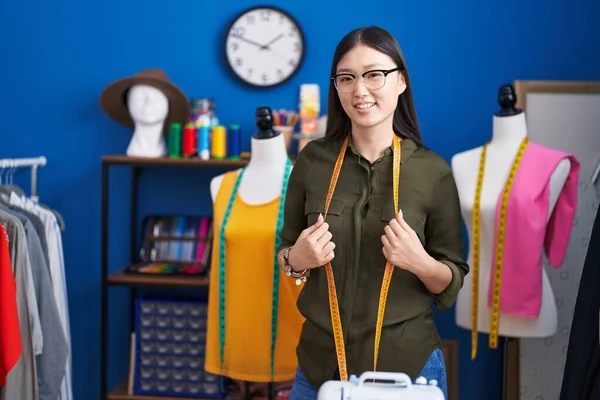 Mulher Chinesa Alfaiate Sorrindo Confiante Estúdio Costura — Fotografia de Stock