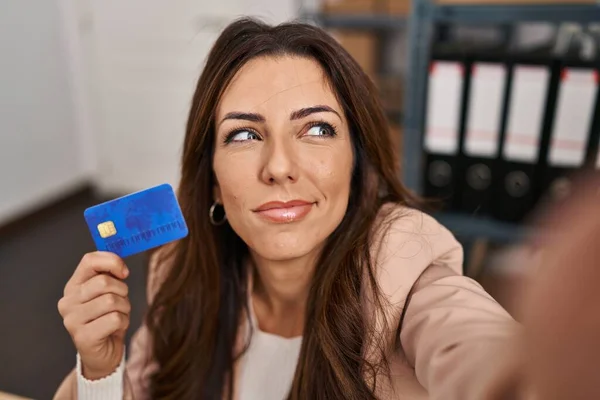 Jovem Morena Trabalhando Pequenos Negócios Comércio Eletrônico Segurando Cartão Crédito — Fotografia de Stock