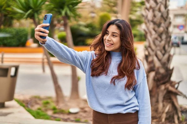 Młoda Latynoska Kobieta Robi Selfie Przy Smartfonie Parku — Zdjęcie stockowe