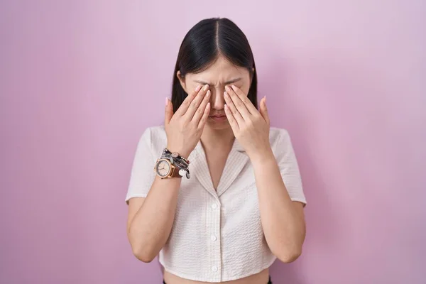 Jovem Chinesa Sobre Fundo Rosa Esfregando Olhos Para Fadiga Dor — Fotografia de Stock