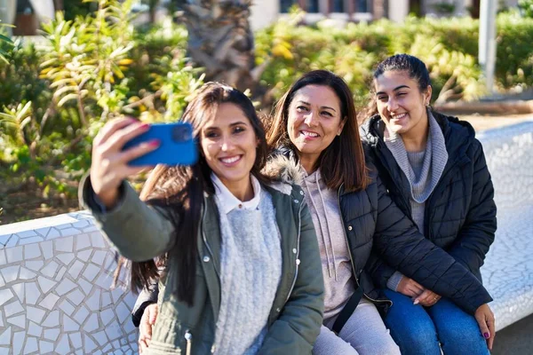 Three Woman Mother Daughters Making Selfie Smartphone Sitting Bench Park — Stock Photo, Image