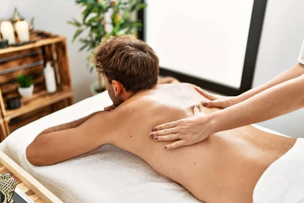Giovane Uomo Ispanico Avendo Massaggio Alla Schiena Centro Bellezza — Foto Stock