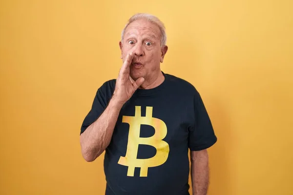 Homem Sênior Com Cabelos Grisalhos Vestindo Bitcoin Shirt Mão Boca — Fotografia de Stock