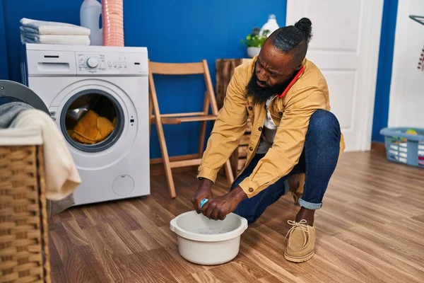 Genç Afro Amerikan Adam Akıllı Telefondan Konuşuyor Çamaşır Odasında Suyla — Stok fotoğraf