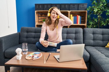 Genç, güzel bir kadın internette resim yapmaya çalışıyor. Stresli ve hayal kırıklığına uğramış, şaşırmış ve kızgın bir yüz. 