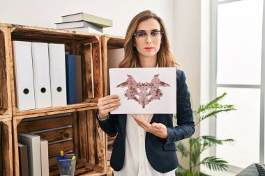 Klinikte psikoloji dersi alan genç bir kadın hata testi yaptırıyor.