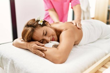 Genç Latin kadın sırt masajı yapıyor. 