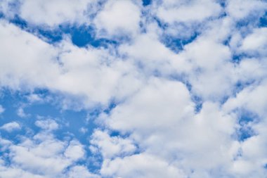 Güneşli bir günde bulutlu güzel mavi gökyüzü