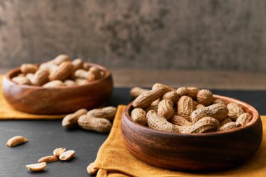 Tahta bir yüzey üzerinde kasedeki fıstık demeti.