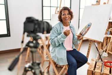 Orta yaşlı İspanyol sanatçı blogcu, resim stüdyosunda video araması yaptığı için mutlu..