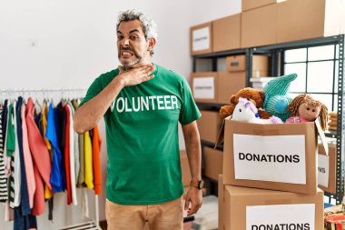 Bağışlarda gönüllü tişört giyen orta yaşlı İspanyol bir adam bıçak gibi boğazını kesiyor, saldırganlığı şiddetle tehdit ediyor. 