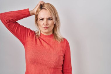 Sarışın kadın soyutlanmış arka planda duruyor. Kafası karışıyor ve soru soruyor. Şüpheyle kararsız, kafa kafaya düşünerek. Düşünceli kavram. 