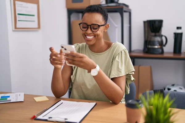 Ofiste Akıllı Telefon Kullanarak Gülümseyen Afrikalı Amerikalı Kadını — Stok fotoğraf