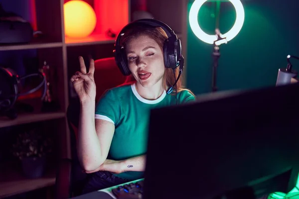 Kızıl Saçlı Kadın Video Oyunları Oynuyor Gülümsüyor Kameraya Göz Kırpıyor — Stok fotoğraf
