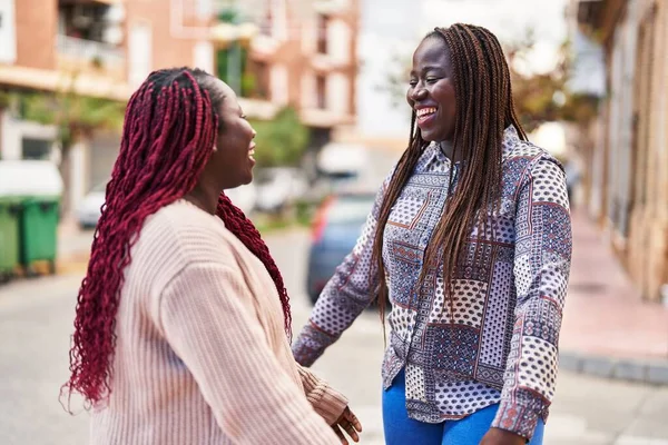 African American Women Friends Standing Together Speaking Street — ストック写真