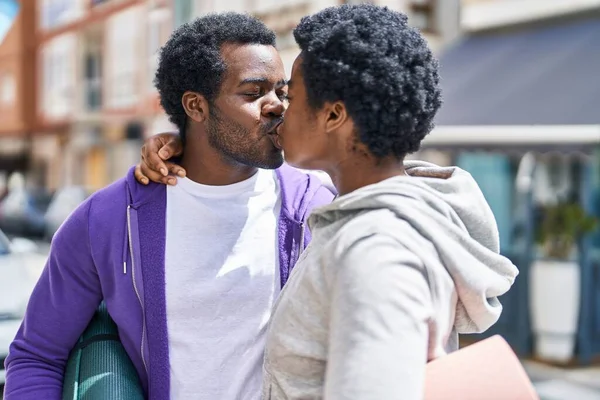 Αφροαμερικανοί Άντρες Και Γυναίκες Που Αγκαλιάζονται Και Φιλιούνται Στο Δρόμο — Φωτογραφία Αρχείου