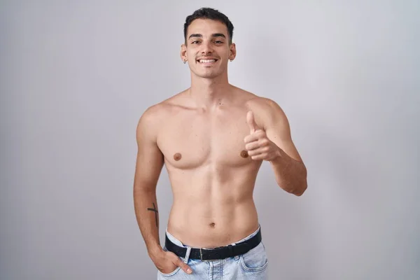 Hezký Hispánec Stojící Bez Košile Radostně Zvedající Palce Rukou Schválení — Stock fotografie