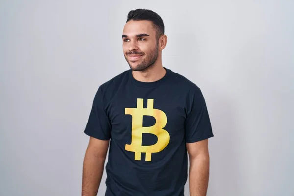 Joven Hombre Hispano Vistiendo Camiseta Bitcoin Sonriendo Mirando Lado Mirando —  Fotos de Stock