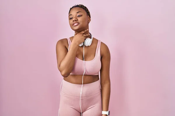 Afrikansk Amerikansk Kvinna Med Flätor Sportkläder Och Hörlurar Som Rör — Stockfoto