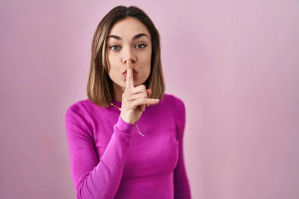 Mujer Hispana Pie Sobre Fondo Rosa Pidiendo Estar Callada Con — Foto de Stock