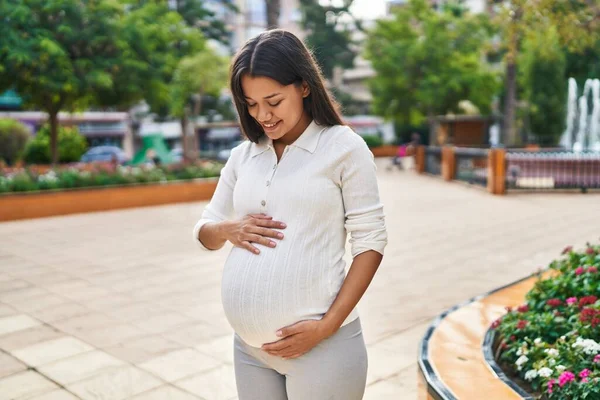 Jong Latin Vrouw Zwanger Glimlachen Zelfverzekerd Aanraken Buik Park — Stockfoto