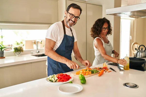 Casal Hispânico Meia Idade Sorrindo Cozinha Confiante Cozinha — Fotografia de Stock
