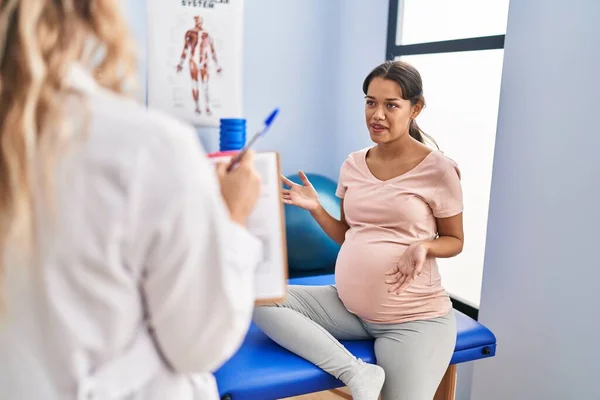 Mujer Latina Joven Embarazada Que Tiene Sesión Fisioterapia Clínica — Foto de Stock