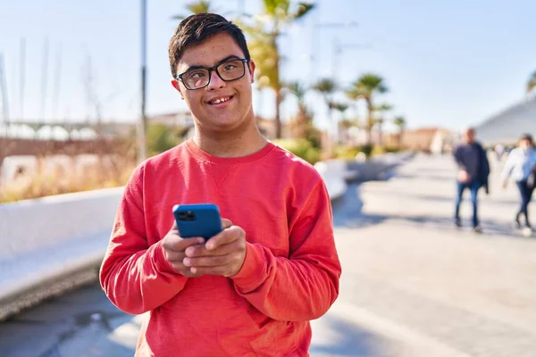Syndrome Man Smiling Confident Using Smartphone Street — ストック写真