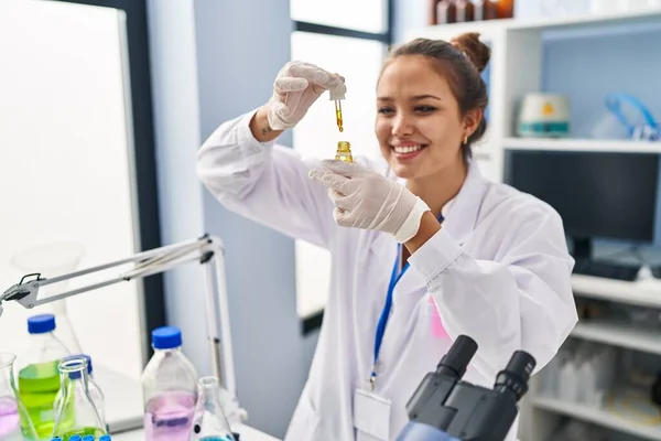 Genç Güzel Spanyol Bilim Kadını Laboratuvarda Elinde Şurup Tutarken Gülümsüyor — Stok fotoğraf
